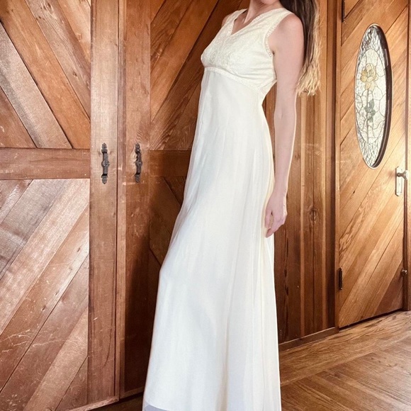 1960s Vintage Wedding Gown - Picture 5 of 8